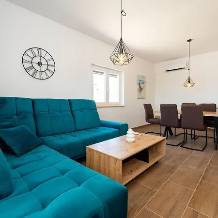 Holiday home 3 Bedroom Awesome In Rastevic
