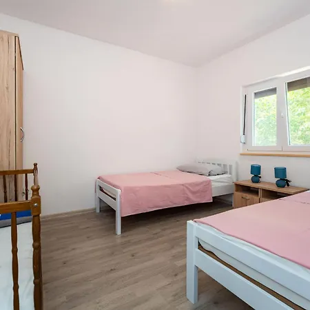 3 Bedroom Awesome In Holiday home *